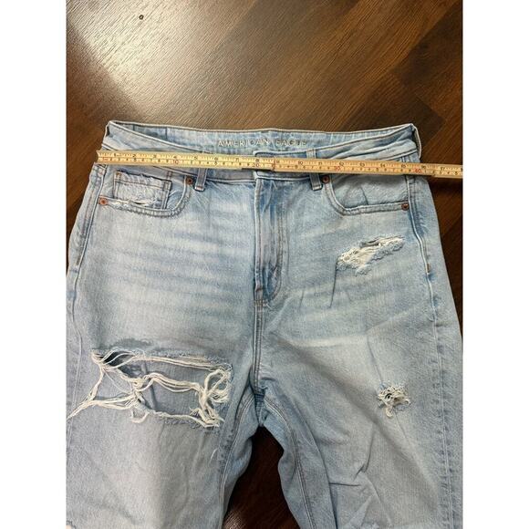 American Eagle Distressed High Rise Mom Jeans Light Wash Casual Festival Sz 10 - Picture 5 of 7